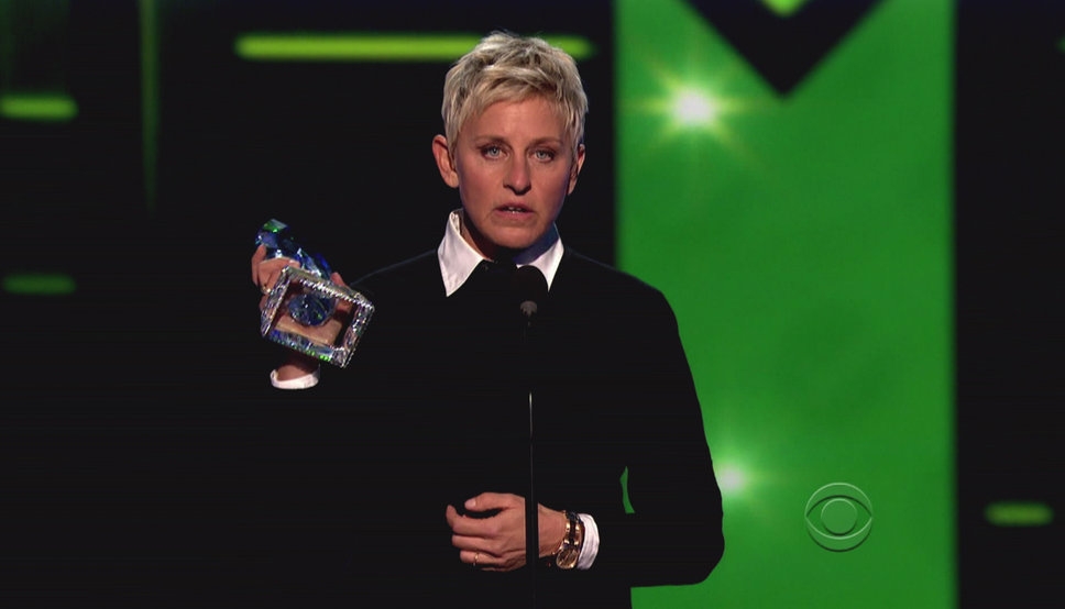 
	
	Riêng Ellen DeGeneres lại rất tích cực trong việc đấu tranh vì tình yêu đồng tính nữ. Cô không ngừng nỗ lực để kêu gọi phụ nữ hay có cách gây chú ý thông minh: "Thay vì khoe ngực, bạn hay cho mọi người thấy não của bạn".